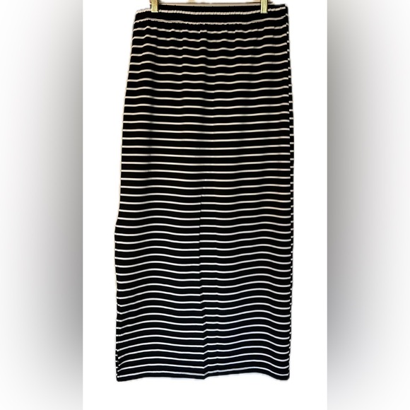 Black and White striped Skirt. Size L. - Picture 7 of 11